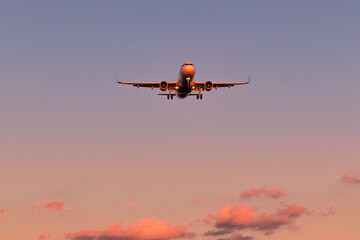 Airplane landing seen from the front
