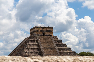 Obraz na płótnie Canvas The pyramid of Kukulcan, Chichen Itza, Mexico 