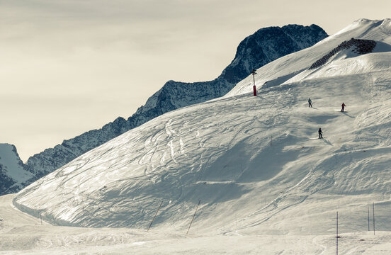pistes de ski aux Deux Alpes en Oisans dans le massif des Ecrins en Isère en France