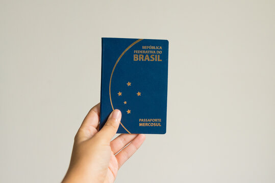 Passaporte brasileiro em fundo branco