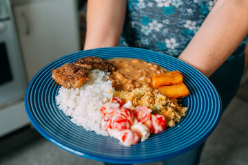 Típico prato brasileiro com arroz, feijão, mandioca, farofa e bife