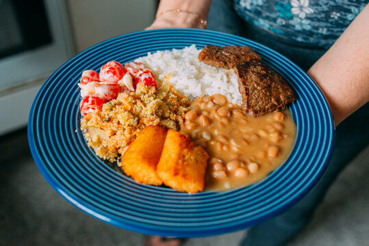 T&iacute;pico prato brasileiro com arroz, feij&atilde;o, mandioca, farofa e bife