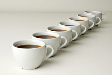 Xicaras de café em fundo branco.