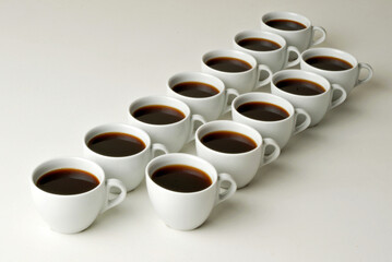Xicaras de café em fundo branco.