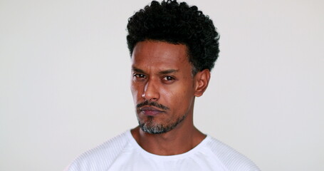 Obraz premium Suspicious black African man reaction to camera. Portrait guy reacting with surprise