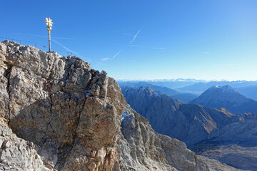 Gipfelkreuz Zugspitze bei strahlend blauem Himmel