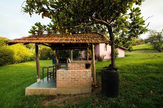 Churrasqueira em uma casa da fazenda no setor rural. Casa da Fazenda im&oacute;vel  antigo. A Casinha rural t&iacute;pica do interior em contato com a natureza.