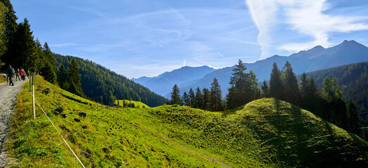 Schönes Bergpanorama im Salzburger Land oberhalb von Wald im Pinzgau, mit Wanderer,  Österreich