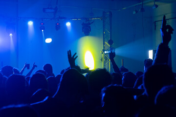Concierto con mucho público, luces azules