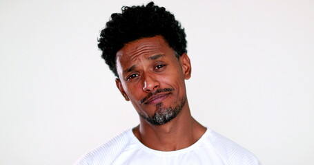 Obraz premium Casual black guy smiling to camera