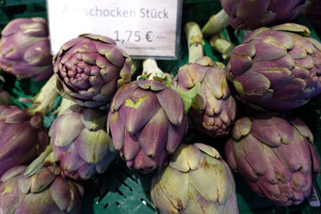 frische Artischocken auf dem Wochenmarkt