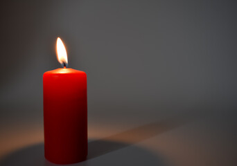 Obrazy na Plexi  Jasny płomień na palącej się czerwonej świeczce.