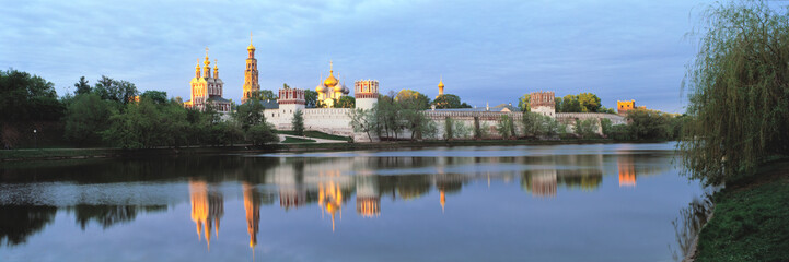 Fototapeta na wymiar Russia, Moscow,Novodevichy Monastery at dawn, panoramic image