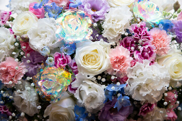 Glittering flowers are hidden in various flowers