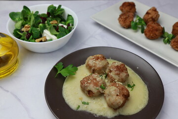 Meatballs au gratin with leek sauce