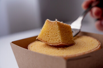 フォークで刺したバームクーヘン