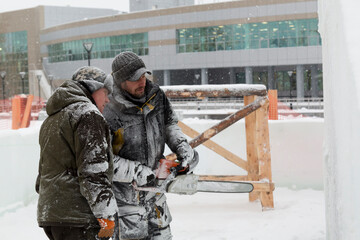 Portrait of a sculptor with a chainsaw at work