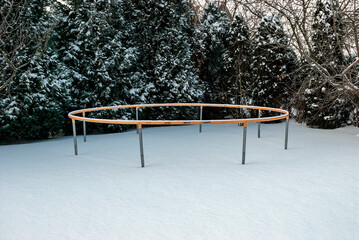 trampoline base construction in winter garden, wheel diameter 12 feet