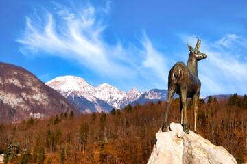 Obraz premium Sculpture on the beautiful lake Bohinj in Triglav national park on a sunny winter day