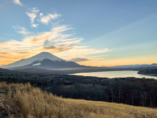 Fototapeta premium 山梨県山中湖村パノラマ台からの富士山と山中湖と夕焼け空