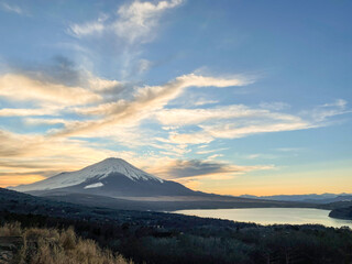 山梨県山中湖村パノラマ台からの富士山と山中湖と夕焼け空