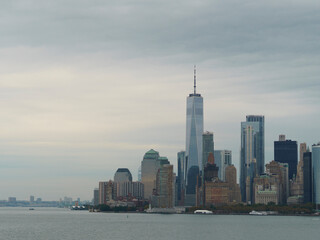 Obraz premium Manhattan's skyline from Governors Island at sunrise