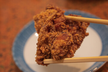 割りばしと唐揚げと小皿