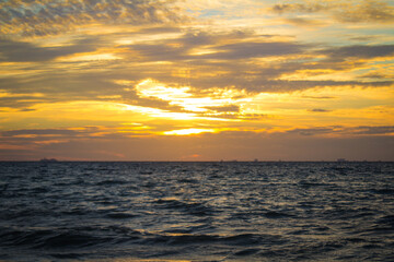 Fototapeta na wymiar Hermosa foto de un amanecer a la orilla del mar