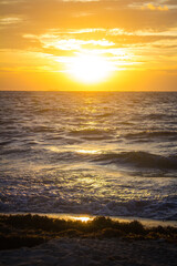 Obraz premium Hermosa foto de un amanecer a la orilla del mar