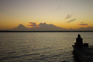 Obraz na płótnie Canvas Hermosa imagen de un amanecer sobre una laguna