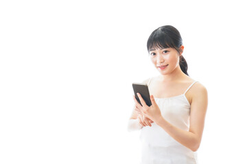 Fototapeta premium スマホアプリを使う若い女性