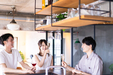 Obraz premium バーでお酒を飲む若者