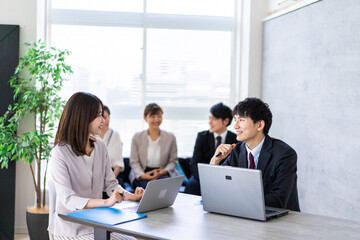 ビジネスミーティングをする男女