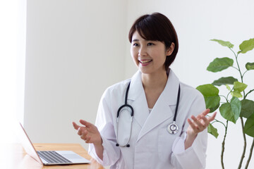 パソコンを使用する女性医師