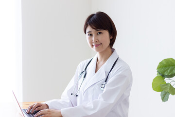 パソコンを使用する女性医師