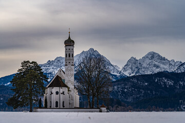 Sankt Coloman vor verschneiten Bergen