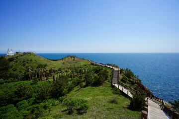 Fototapeta na wymiar fascinating walkway at a seaside cliff