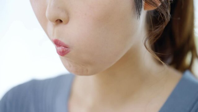 60p　女性・ほうれい線・マッサージ
