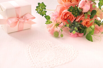 Beautiful spring bouquet of coral pink roses, sweet pea,  tulip flower, and green leaves.　ピンクのバラのブーケ　花束　バレンタインデー　バレンタイン 　母の日