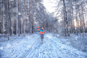 Fototapeta na wymiar man traveler with a backpack in the forest, winter view in the american forest, north america landscape