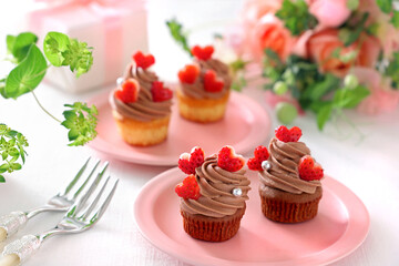 Chocolate cupcakes with chocolate cream with strawberry heart. 
Valentine bouquet of rose flowers  and gift.　チョコレートカップケーキ　バレンタイン　バレンタインデー