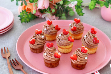 Chocolate cupcakes with chocolate cream with strawberry heart. 
Valentine bouquet of rose flowers  and gift.　チョコレートカップケーキ　バレンタイン　バレンタインデー