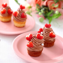 Chocolate cupcakes with chocolate cream with strawberry heart. 
Valentine bouquet of rose flowers  and gift.　チョコレートカップケーキ　バレンタイン　バレンタインデー
