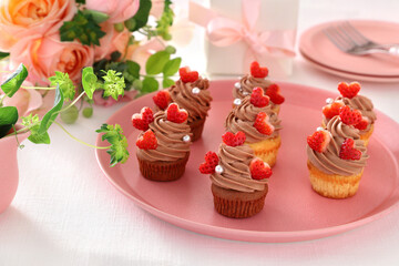 Chocolate cupcakes with chocolate cream with strawberry heart. 
Valentine bouquet of rose flowers  and gift.　チョコレートカップケーキ　バレンタイン　バレンタインデー