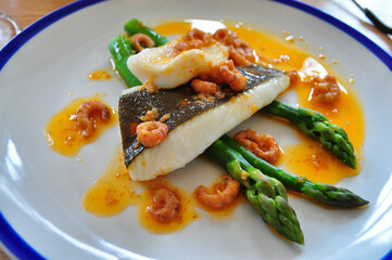 Fischfilet mit grünem Spargel