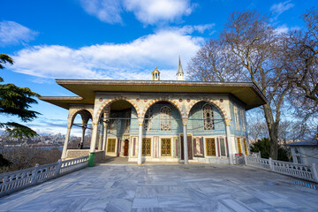 Obraz premium Spectualar wide angle view of Topkapi Palace on a sunny day. Topkapi Palace is one of the favourite attraction for tourists visiting Istanbul and Turkey.