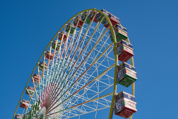 Riesenrad mit bunten Gondeln