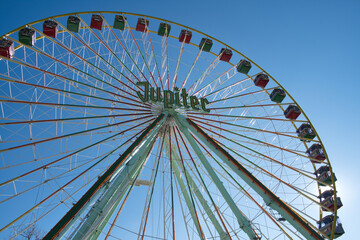 Riesenrad mit bunten Gondeln