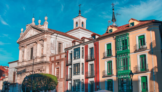 Antiguos y tradicionales edificios residenciales junto a la iglesia de nuestra se&ntilde;ora de las angustias en Valladolid, Espa&ntilde;a
