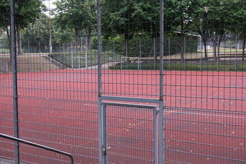 FU 2020-08-02 Weiden 9 Blick durch den Zaun auf einen roten Sportplatz